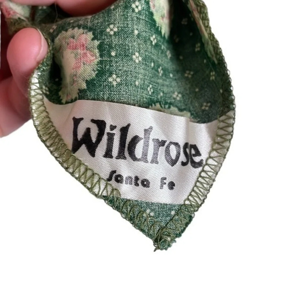 Wildrose Christmas Table Runner - Picture 5 of 5